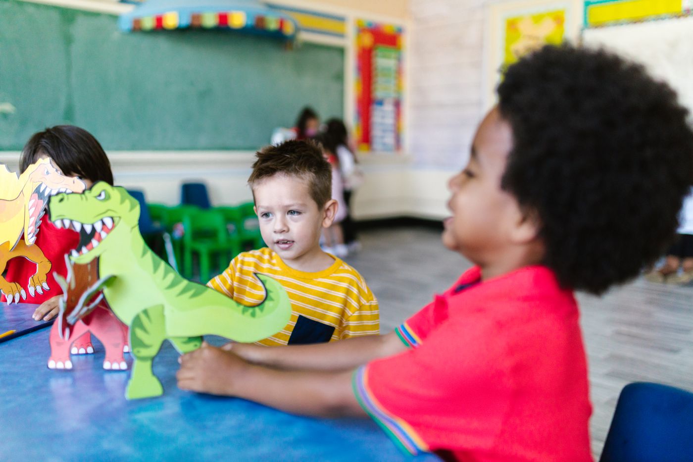 Enfants de maternelle qui jouent