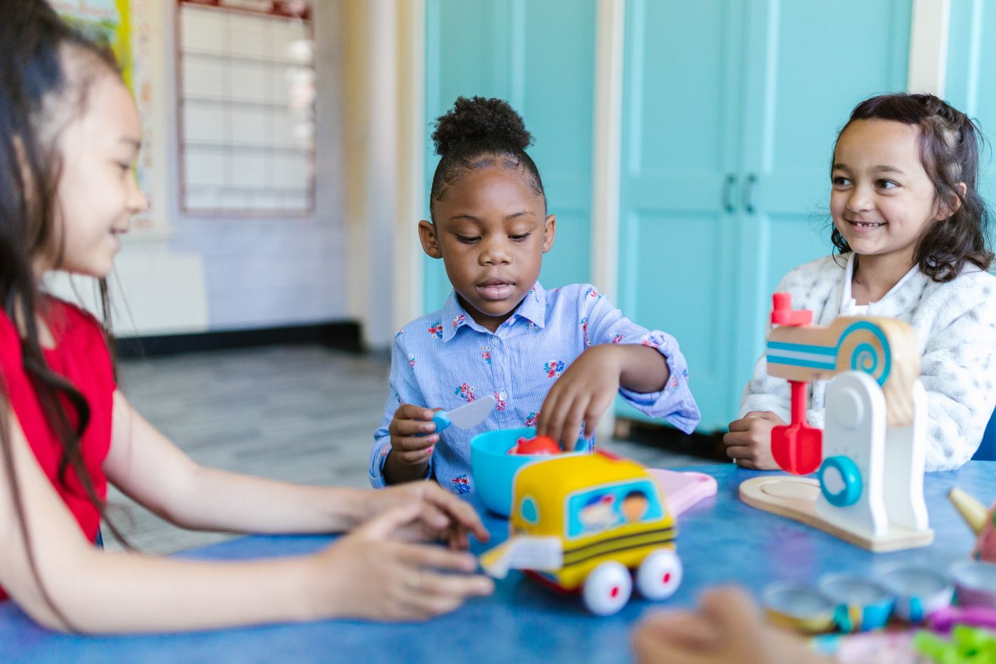 Enfants qui jouent ensemble en classe